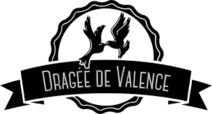 Dragee de Valence : Logo Colombes Amour et Bonbons Logo noir et blanc de Dragee de Valence avec deux colombes s'embrassant, encadrées par un cercle festonné et un ruban portant le nom.