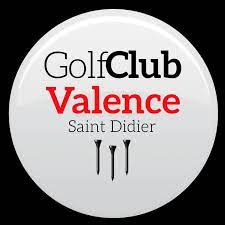 GolfClub Valence Saint Didier : Logo Officiel du Club de Golf Badge rond blanc avec texte 'GolfClub Valence Saint Didier' en noir et rouge, illustré de trois tees de golf noirs.